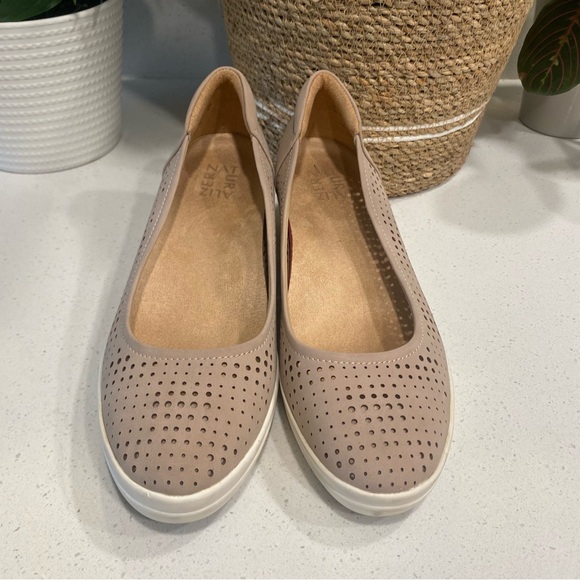 *SOLD* Not for sale Naturalizer Sand Drift Sam2 Perforated Wedge Women’s Size 9 - Picture 2 of 7